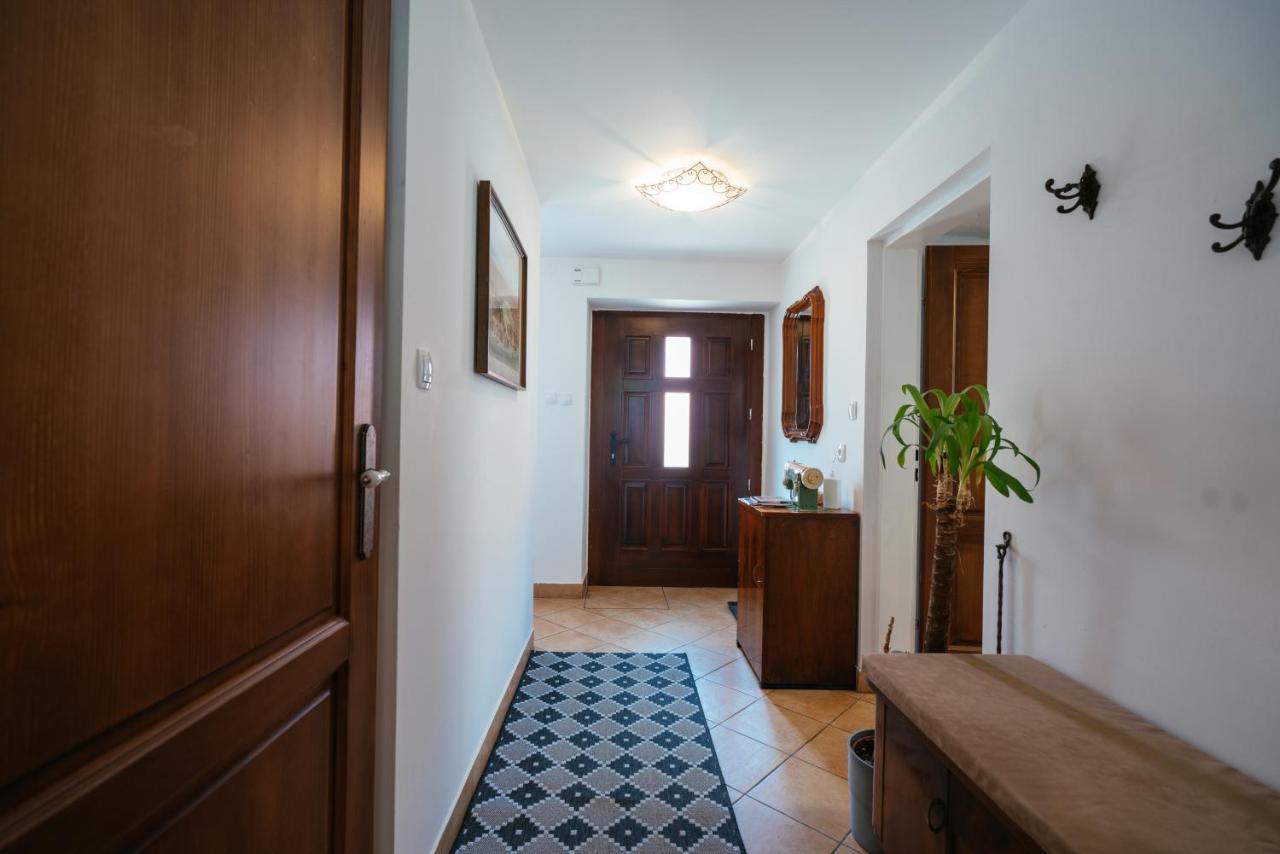 Stol Apartment Zirovnica